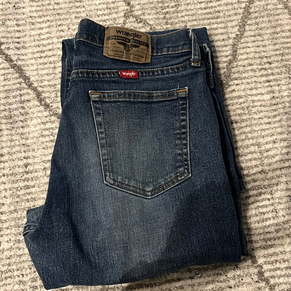 Wrangler men’s jeans. Has a small black spot but can hardly tell. Size 32 x 30